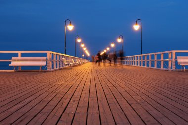 insanlar gece, uzun pozlama, ahşap iskele bulanık