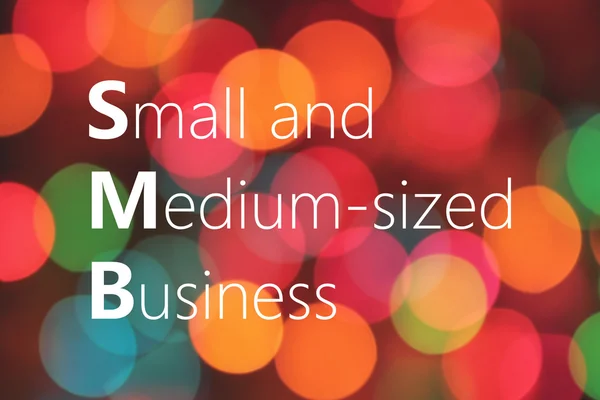 SMB (Small and Medium-sized Business) acronyme sur fond flou coloré — Photo