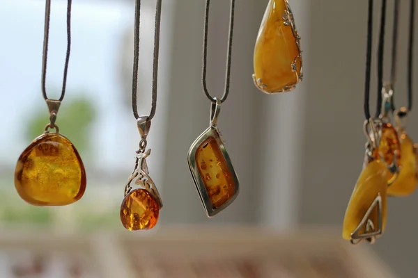 Hangers met Amber te koop in Sopot, Polen. Amber is de meest Amber is de meest populaire souvenir van de Poolse Baltische kust. — Stockfoto