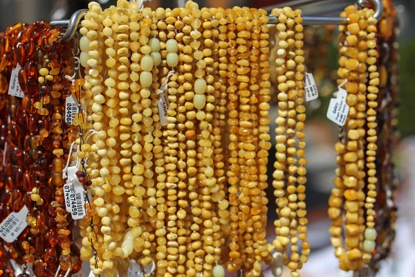 GDANSK, POLOGNE, 15 JUIN 2016 : gros plan de colliers ambrés à vendre dans la vieille ville de Gdansk. L'ambre est le souvenir le plus populaire de la côte baltique polonaise . — Photo