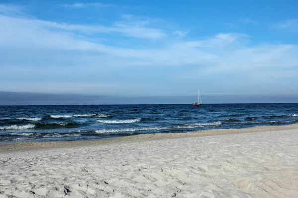 Bela praia vazia em Jastarnia, Polônia, Mar Báltico — Fotografia de Stock