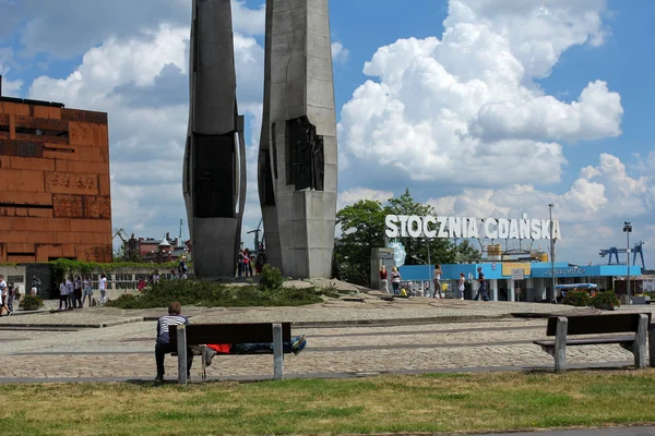 GDANSK, POLAND, JUNE 16, 2016: historical gate number 2 of Gdansk Shipyard, ESC European Solidarity Centre and Monument to the fallen Shipyard Workers 1970. — Stock Photo, Image