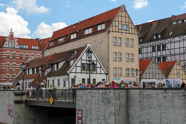 Gdansk, Polonya, 16 Haziran 2016: Motlawa nehri üzerindeki Gdansk eski kasabasındaki Granaries Adası'ndaki evlerin renkli cepheleri. — Stok fotoğraf