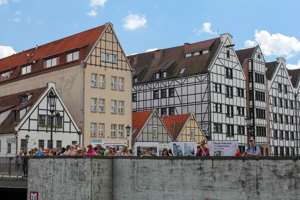 Gdansk, Polonya, 16 Haziran 2016: Motlawa nehri üzerindeki Gdansk eski kasabasındaki Granaries Adası'ndaki evlerin renkli cepheleri. — Stok fotoğraf