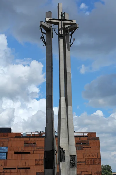 波兰格但斯克，2016年6月16日：在格但斯克团结广场上，欧洲团结中心和1970年阵亡船厂工人纪念碑. — 图库照片