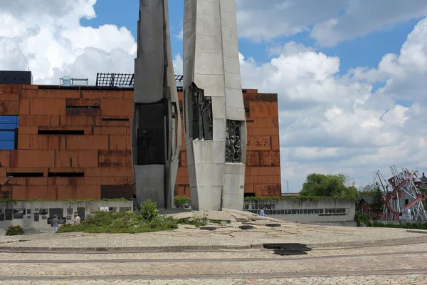 GDANSK, POLONIA, 16 DE JUNIO DE 2016: Centro Europeo de Solidaridad y Monumento a los Trabajadores Astilleros caídos 1970 en la Plaza de la Solidaridad en Gdansk . — Foto de Stock