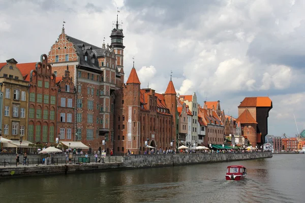 GDANSK, POLAND, JUNE 16, 2016: beautiful cityscape of the Gdansk old town with medieval port crane over the Motlawa river. — Stock Photo, Image