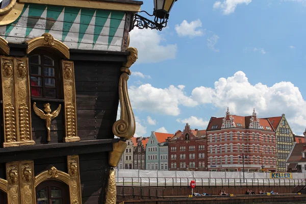 Gdaňsk, Polsko, 16. června 2016: Turistická loď a pestré fasády domů ve starém městě Gdaňsk na řece Motlawa. — Stock fotografie