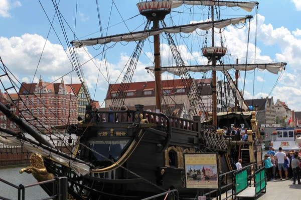 Gdansk, Polonya, 16 Haziran 2016: Motawa Nehri üzerindeki Gdansk eski kentinin rıhtımında turist gemisi.