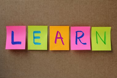 renkli yapışkan notlar kelime öğrenin