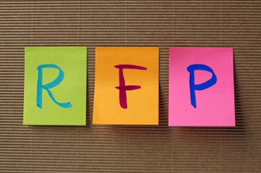 RFP (istek için öneri) kısaltma renkli yapışkan notlar üzerinde