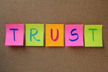 renkli yapışkan notlar üzerinde güven kelime