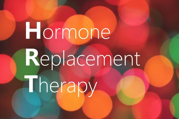 HRT (Hormone Replacement Therapy) acrônimo sobre fundo bokeh colorido — Fotografia de Stock