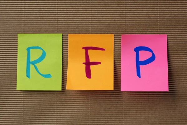 Acronimo RFP (Request For Proposal) su note adesive colorate — Foto Stock