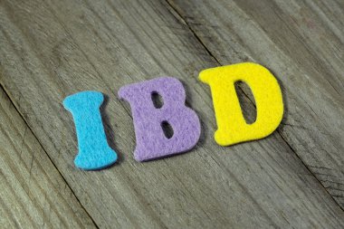 IBD (İnflamatuar bağırsak hastalığı) kısaltma ahşap arka plan üzerinde