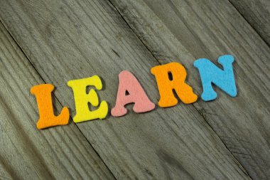 ahşap arka plan üzerinde kelime öğrenmek