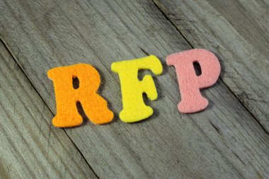 Ahşap arka plan üzerinde RFP (istek için öneri) kısaltma