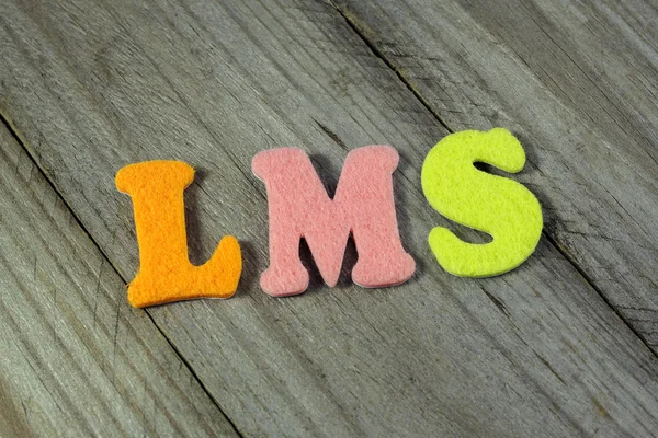 Acronimo LMS (Learning Management System) su sfondo ligneo — Foto Stock
