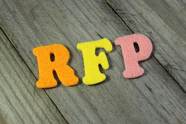 Rfp (Ausschreibung) Akronym auf Holzgrund — Stockfoto