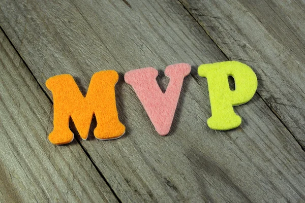 Акронім MVP (Пролапс мітрального клапана) на фоні дерев'яні — стокове фото