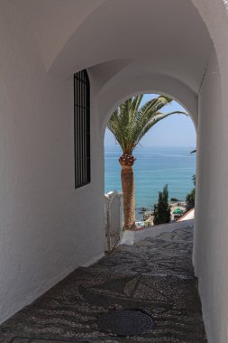 Nerja 'daki Balcon de Europa İspanya' nın Costa del Sol şehrinde ünlü bir tatil beldesidir.