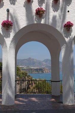 Nerja 'daki Balcon de Europa İspanya' nın Costa del Sol şehrinde ünlü bir tatil beldesidir.