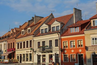 Sandomierz, Polonya, 12 Temmuz 2016: pitoresk eski şehir ve Pazar Meydanı-Binbaşı turistik Sandomierz. 