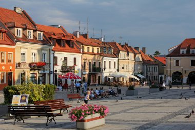 Sandomierz, Polonya, 12 Temmuz 2016: pitoresk eski şehir ve Pazar Meydanı-Binbaşı turistik Sandomierz. 