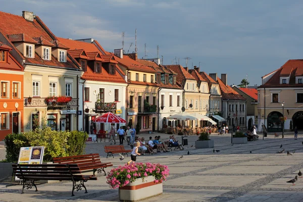SANDOMIERZ, POLAND , JULY 12, 2016: picturesque old town and market square- major tourist attraction in Sandomierz. — Stock Photo, Image