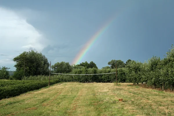 Landsbygdens landskap med regnbåge — Stockfoto