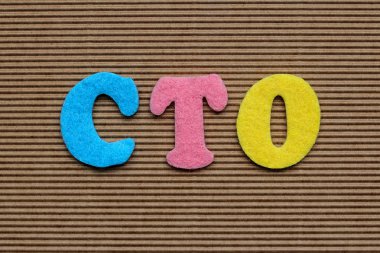 CTO (Başkan teknoloji subay) kısaltma karton arka plan üzerinde