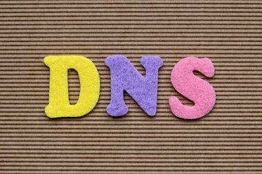 Karton arka plan üzerinde DNS (Domain Name System) kısaltma