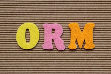 ORM (Online itibar yönetimi) kısaltma karton arka plan üzerinde