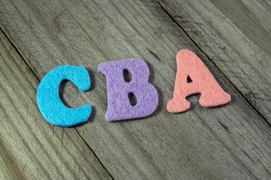 Cba (maliyet-fayda analizi) kısaltma ahşap arka plan üzerinde