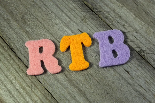 Acrónimo de RTB (Real-time bidding) sobre fondo de madera — Foto de Stock