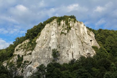 kireçtaşı rock ve bulutlu gökyüzü