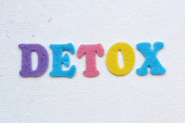 beyaz el yapımı kağıt dokusu üzerinde kelime Detoks