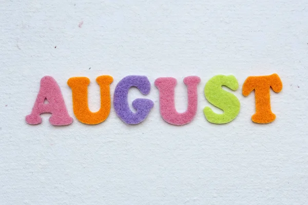 Palabra agosto en textura de papel blanco hecho a mano — Foto de Stock