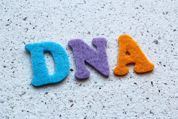 ДНК (дезоксирибонуклеїнова кислота) на текстурі паперу ручної роботи — стокове фото
