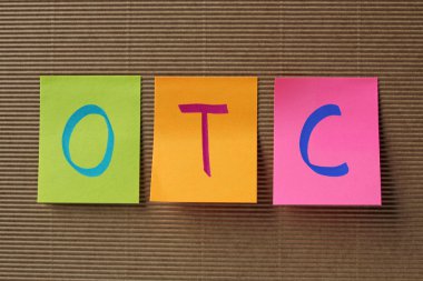 OTC (tezgah ilaç) kavramı üzerinde renkli yapışkan notlar