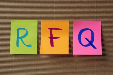 RFQ (istek için tırnak) kısaltma renkli yapışkan notlar üzerinde