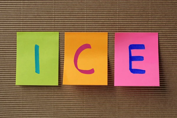 ICE (en caso de emergencia) acrónimo de notas adhesivas de colores —  Fotos de Stock
