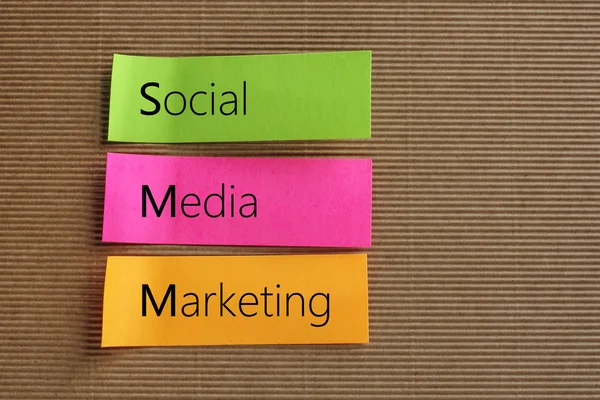 Sociální Media Marketing text na barevné poznámek sticky notes — Stock fotografie