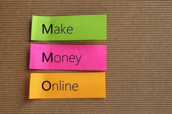 Заробляти гроші онлайн текст на барвистих липких нотах — стокове фото
