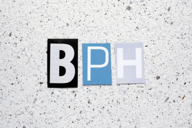 Beyaz el yapımı kağıt dokusu üzerinde gazeteden kesilmiş Bph (Selim Prostatik Hiperplazi) kısaltma