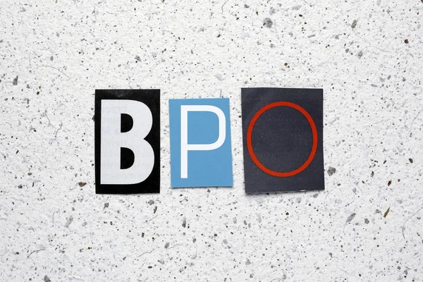 Bpo (Business Process Outsourcing) Akronym aus Zeitung auf weißer, handgeschöpfter Papierstruktur geschnitten — Stockfoto