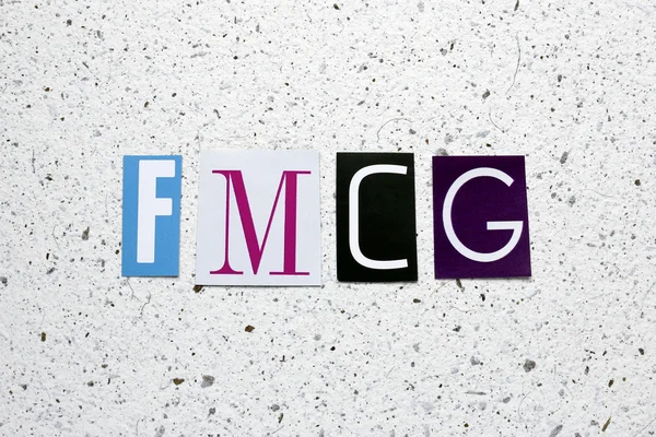 FMCG (FMCG) rövidítés vágott újság fehér merített papír textúra — Stock Fotó