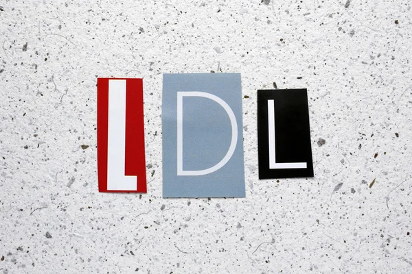 LDL (Lipoproteine a bassa densità) acronimo tagliato da giornale su carta bianca lavorata a mano — Foto Stock