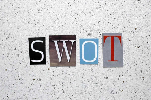 Swot (強み弱み機会脅威) の頭字語は、白い和紙テクスチャの新聞からカット — ストック写真