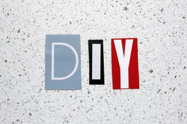 Gazeteden beyaz el yapımı kağıt dokusu üzerinde kesmek DIY (Do It Yourself) kısaltma
